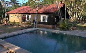 Casa no bosque com piscina e lareira a 1,2 km do centro