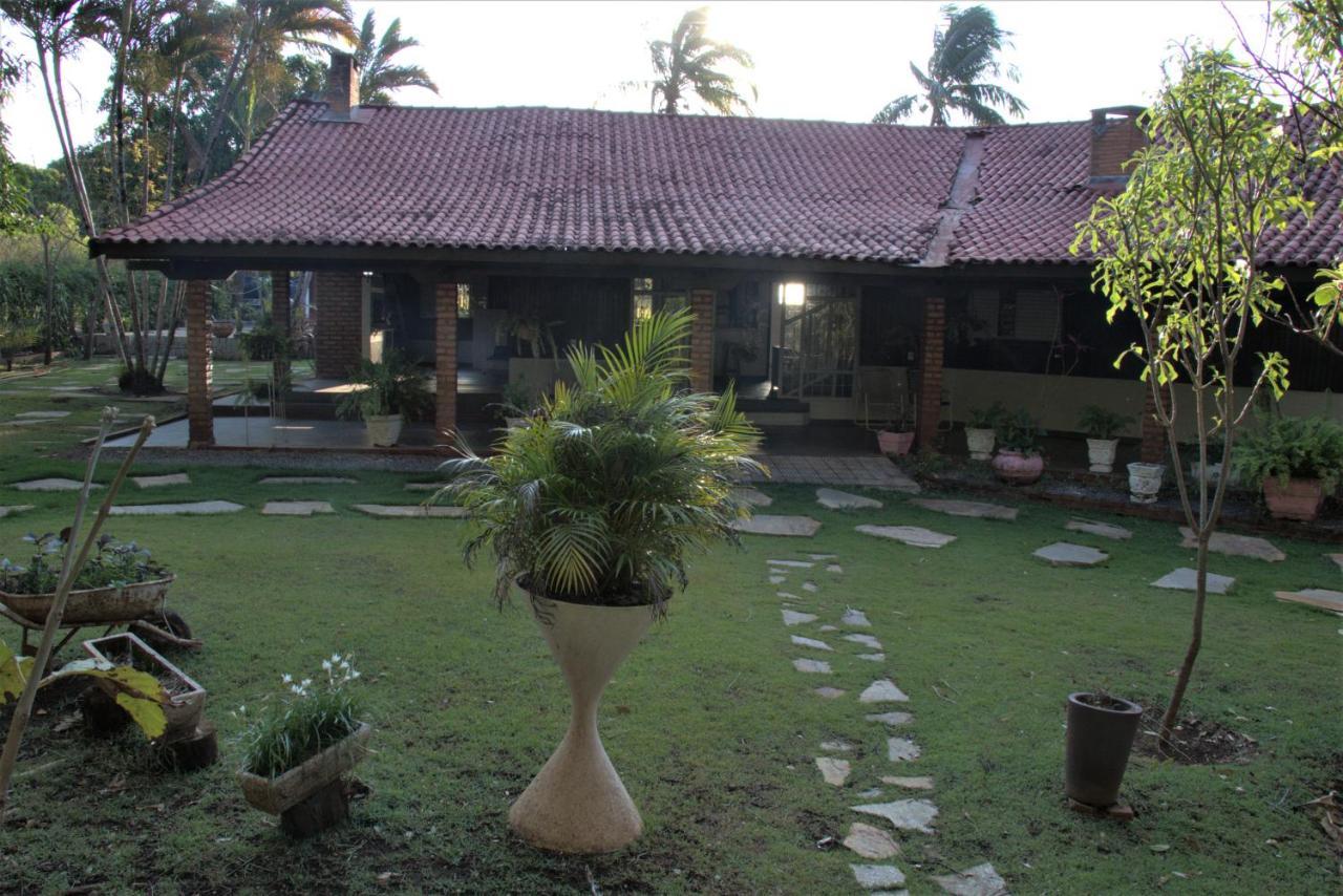 Casa no bosque com piscina e lareira a 1,2 km do centro Chapada dos Guimarães Exterior foto