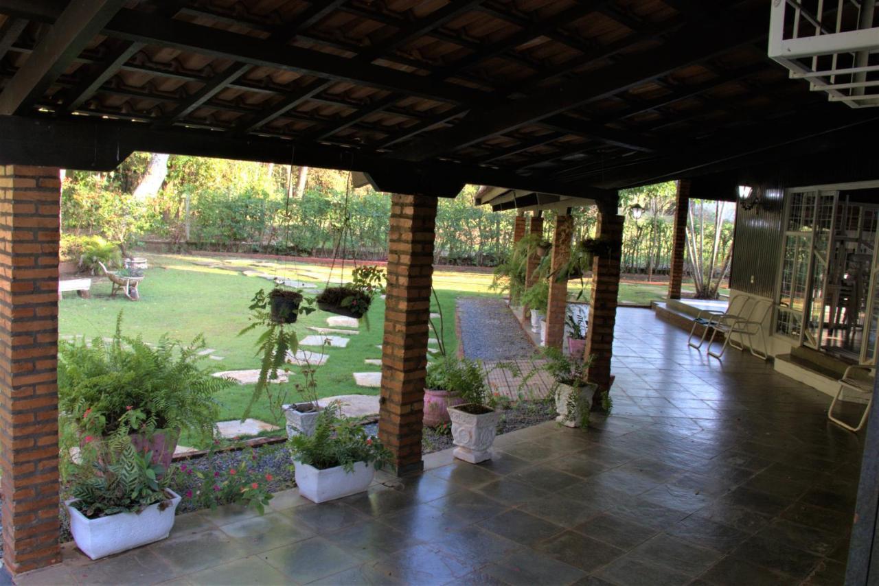 Casa no bosque com piscina e lareira a 1,2 km do centro Chapada dos Guimarães Exterior foto