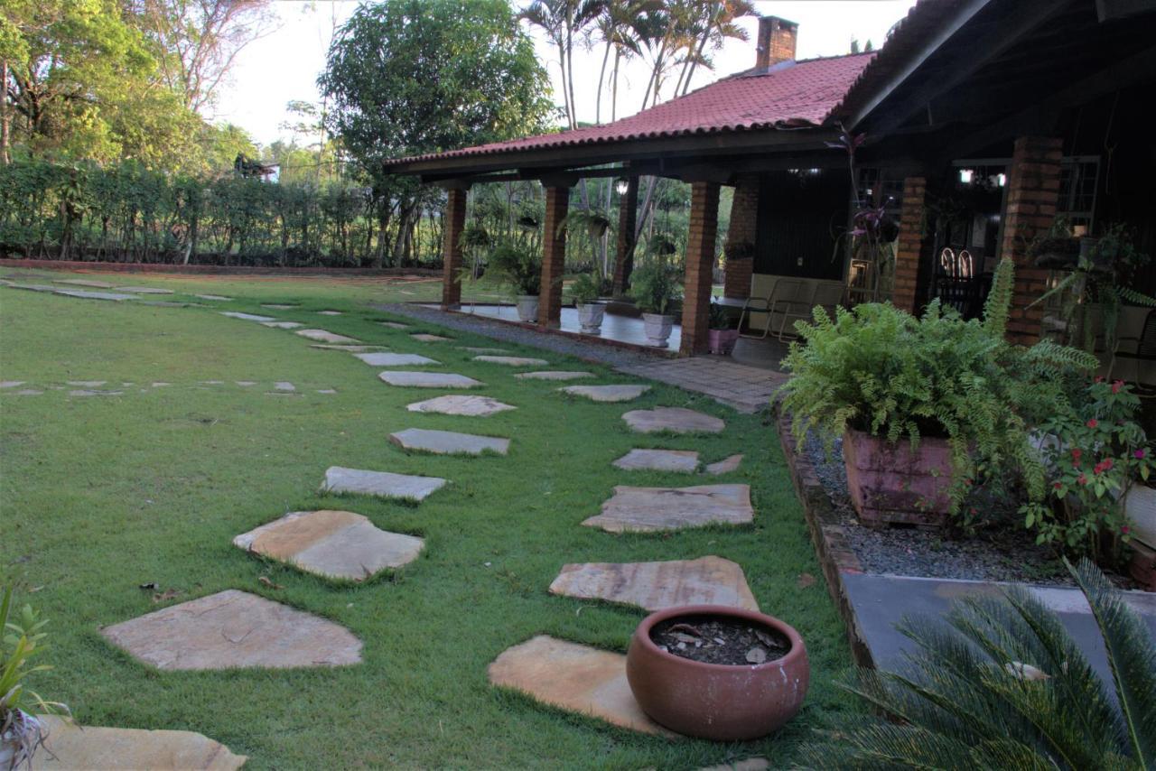 Casa no bosque com piscina e lareira a 1,2 km do centro Chapada dos Guimarães Exterior foto