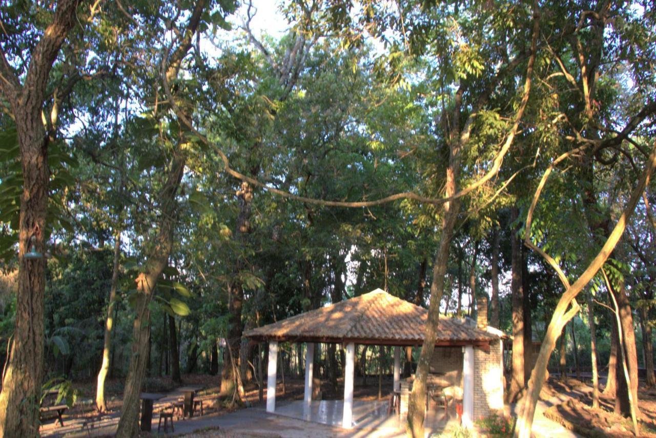 Casa no bosque com piscina e lareira a 1,2 km do centro Chapada dos Guimarães Exterior foto