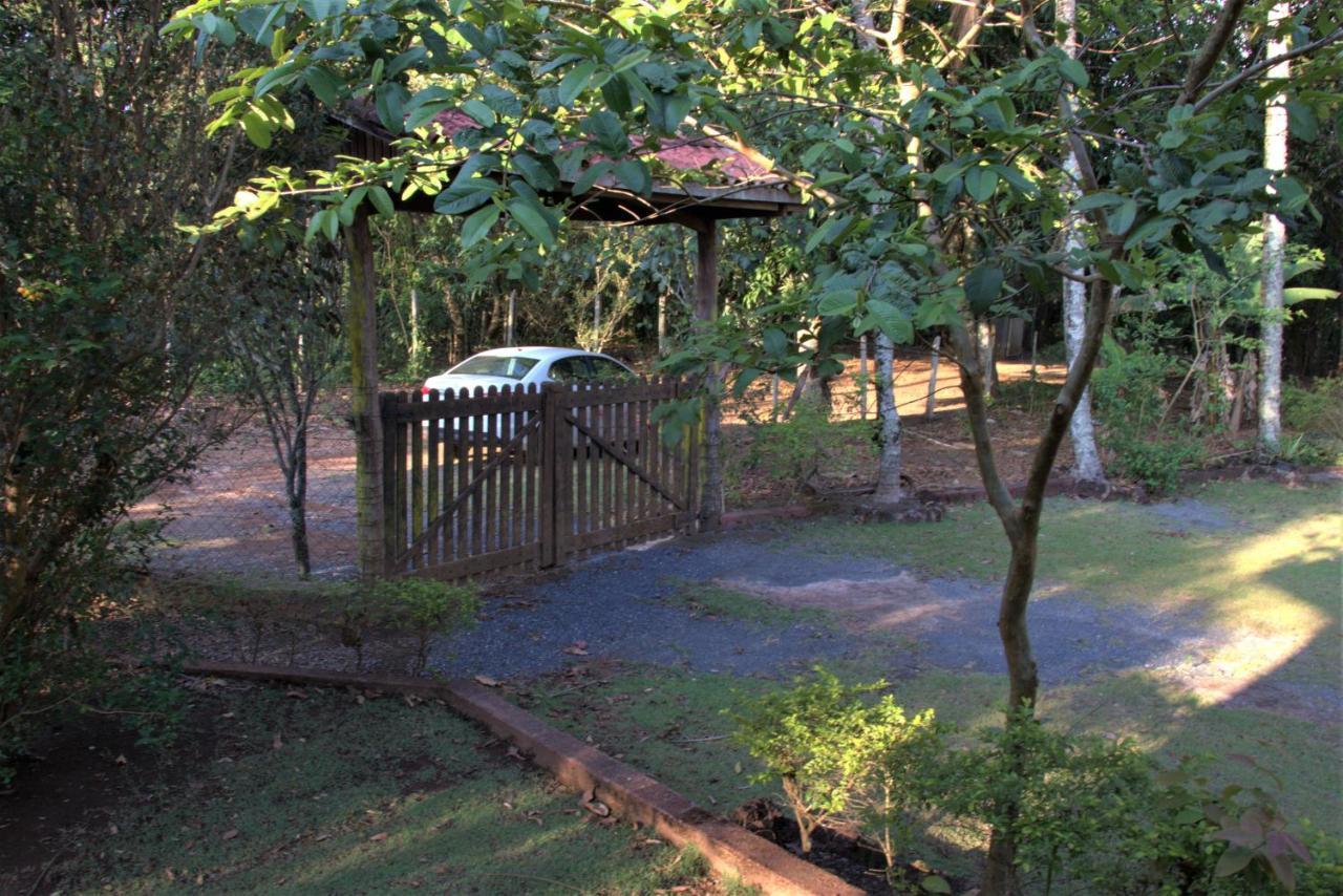 Casa no bosque com piscina e lareira a 1,2 km do centro Chapada dos Guimarães Exterior foto