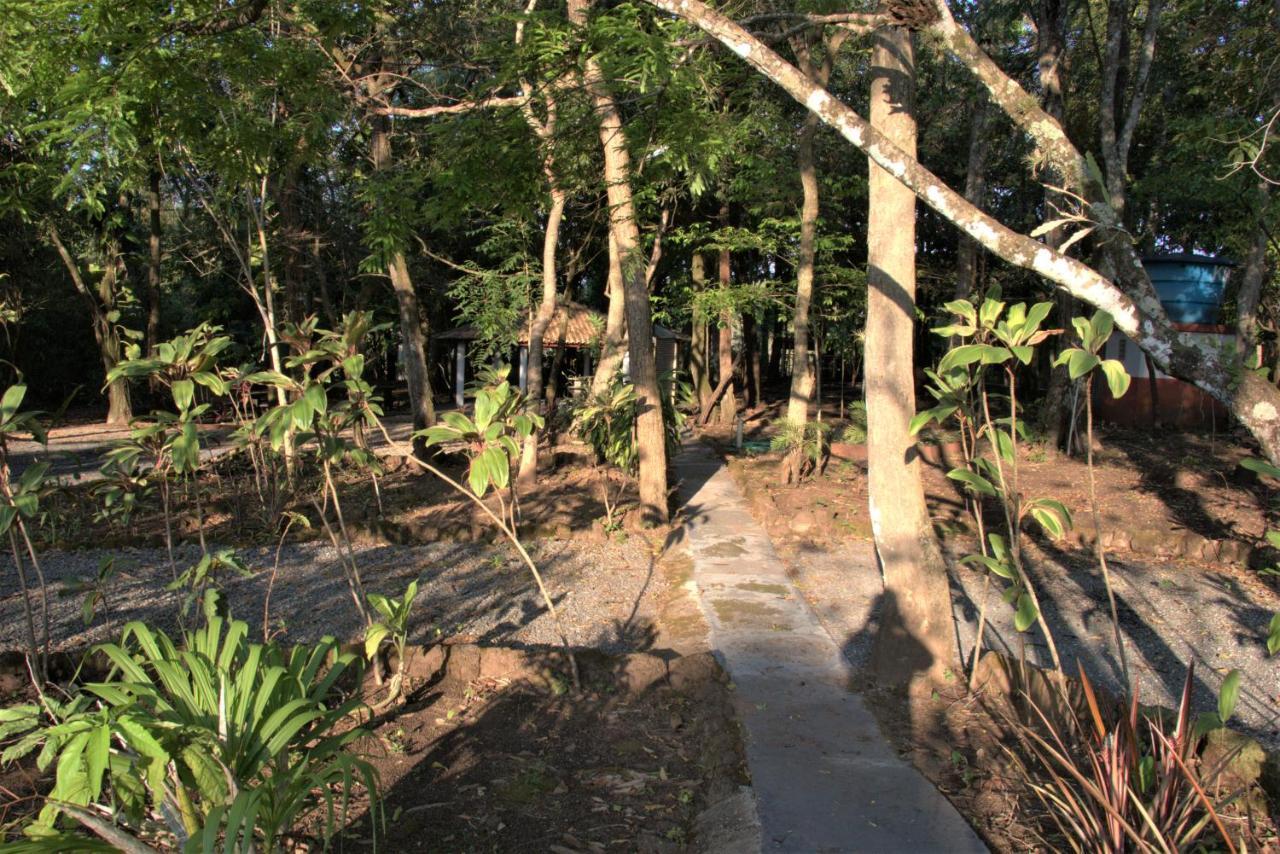 Casa no bosque com piscina e lareira a 1,2 km do centro Chapada dos Guimarães Exterior foto