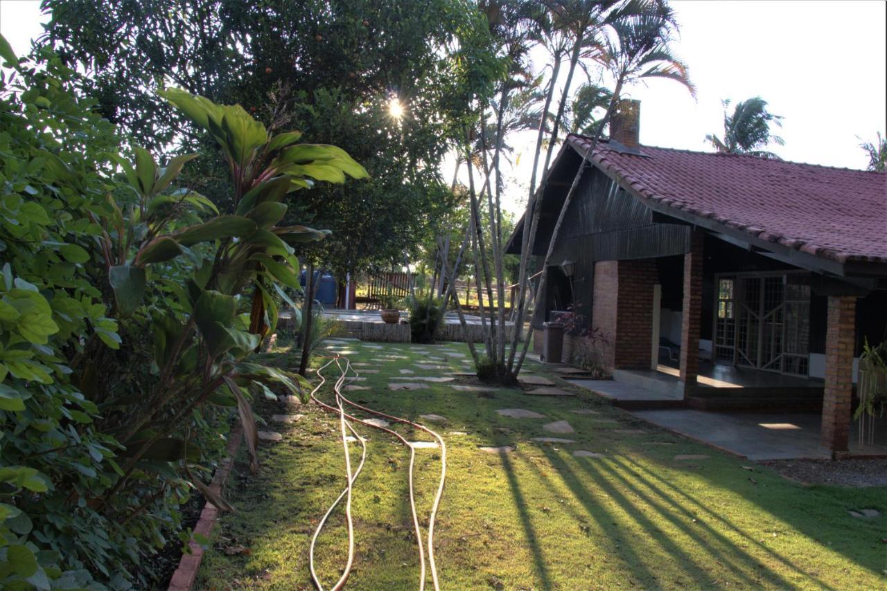 Casa no bosque com piscina e lareira a 1,2 km do centro Chapada dos Guimarães Exterior foto