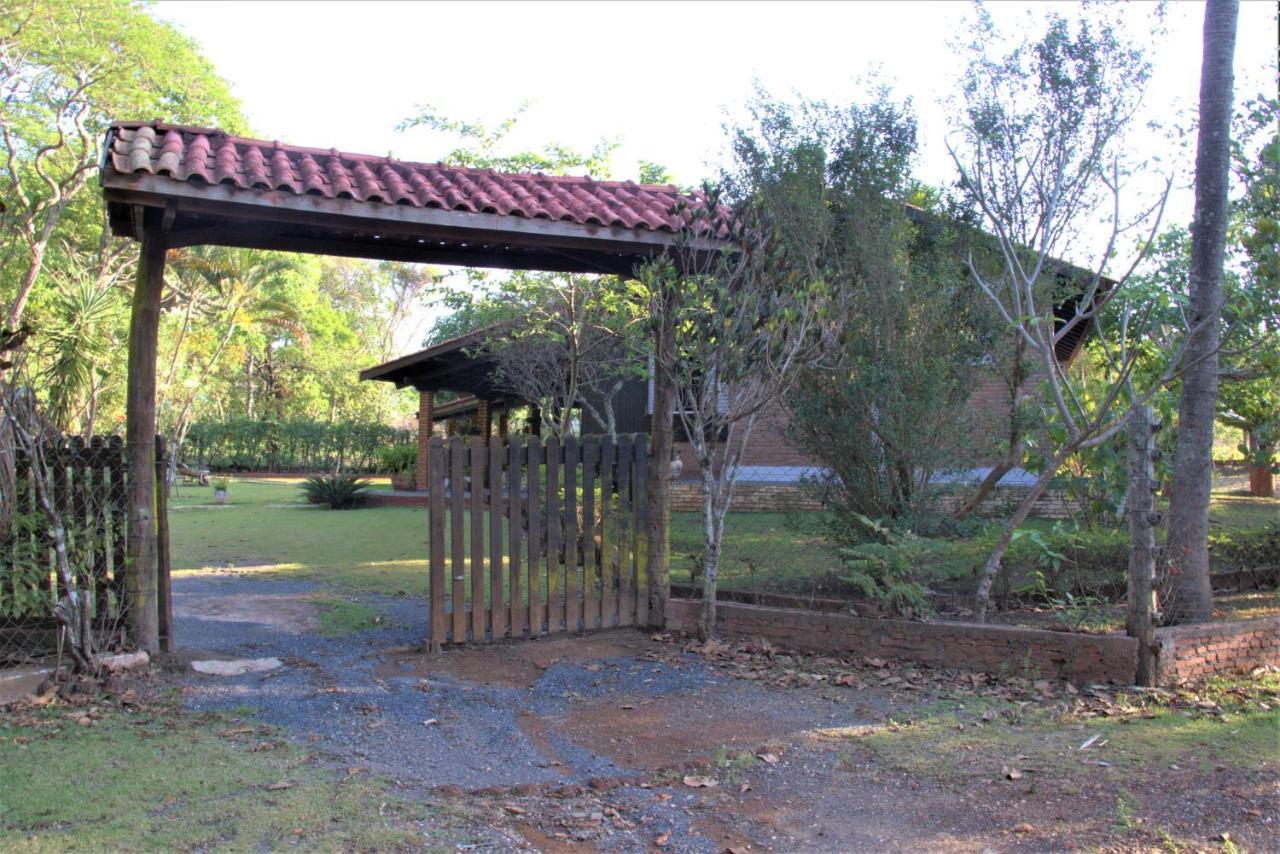 Casa no bosque com piscina e lareira a 1,2 km do centro Chapada dos Guimarães Exterior foto