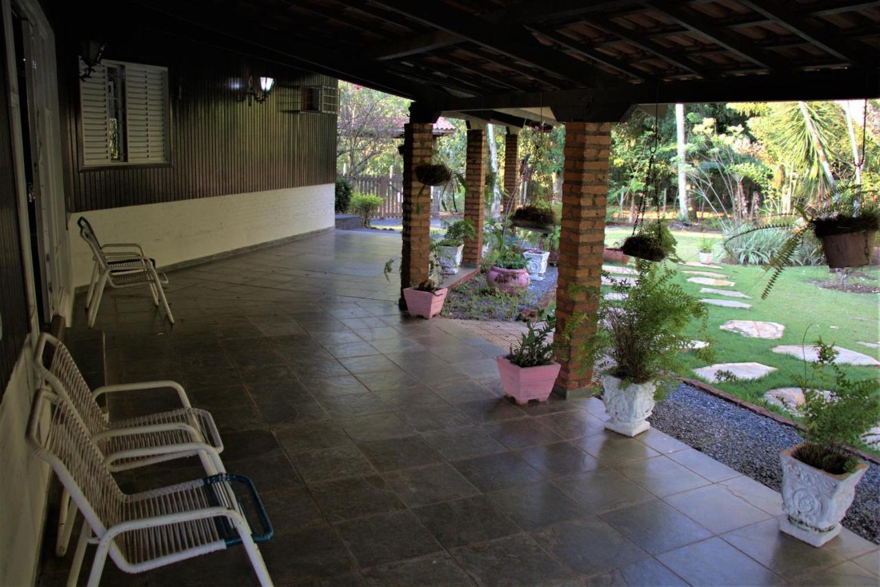 Casa no bosque com piscina e lareira a 1,2 km do centro Chapada dos Guimarães Exterior foto