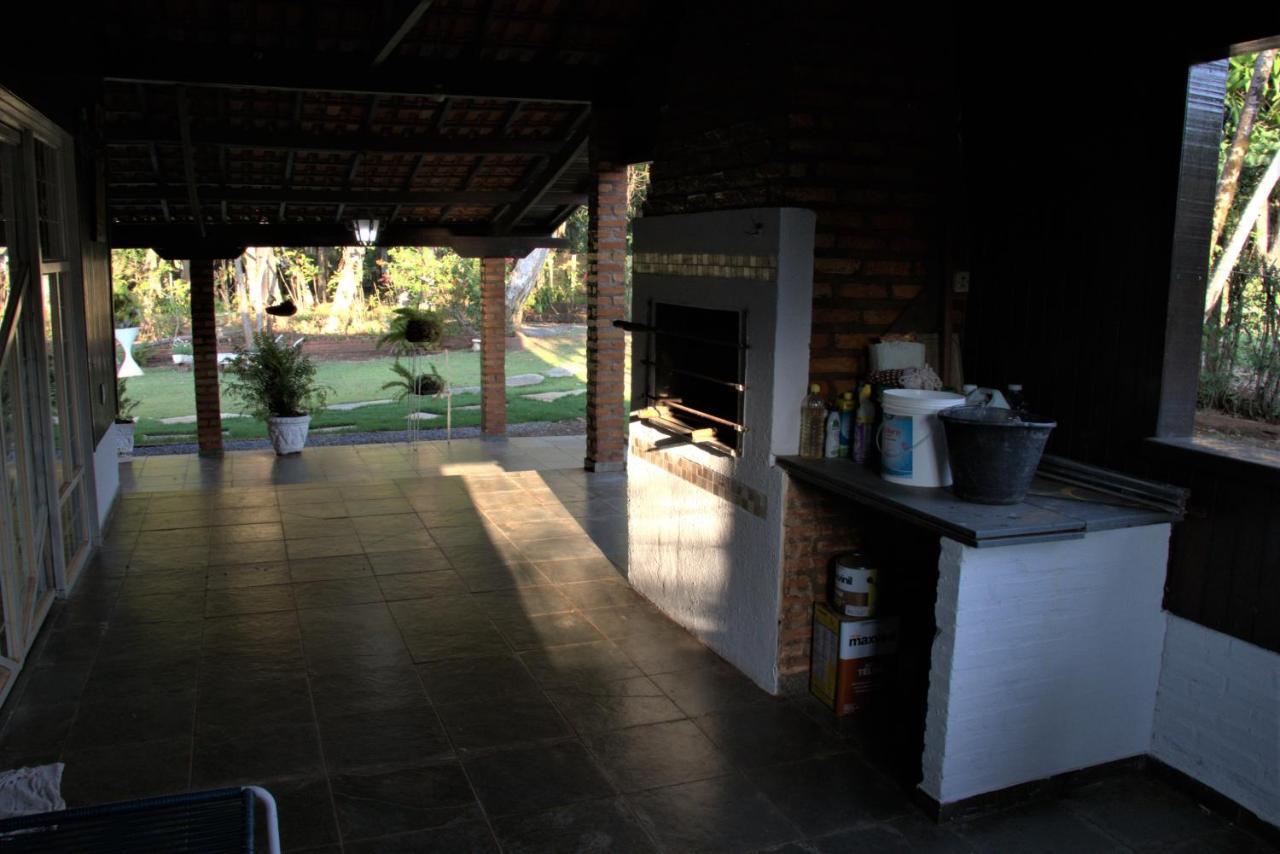 Casa no bosque com piscina e lareira a 1,2 km do centro Chapada dos Guimarães Exterior foto